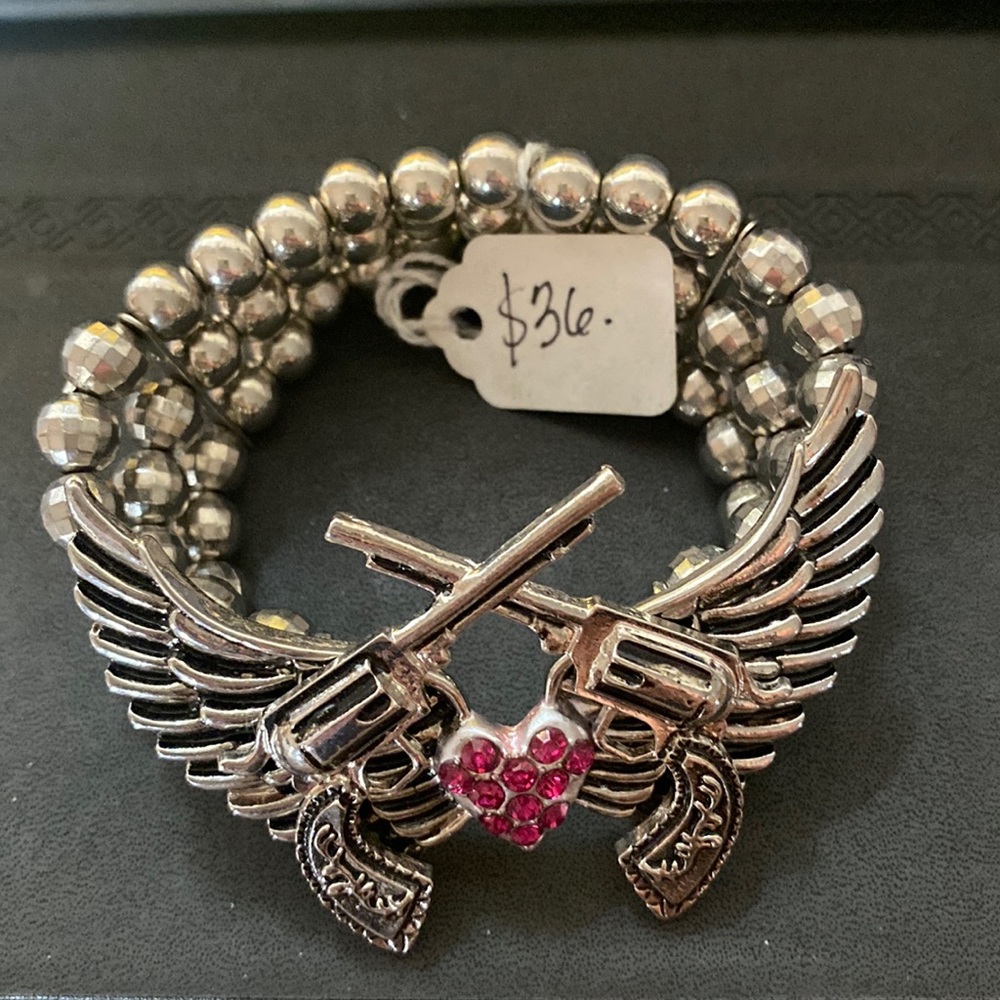 Stretch bracelet guns and wings with a heart in the middle
